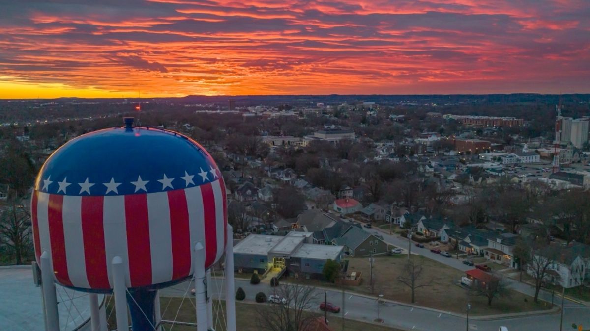 Kentucky Photographer Austin Anthony Auctions Photoshoot for Palestine Aid, Includes Titans Tickets