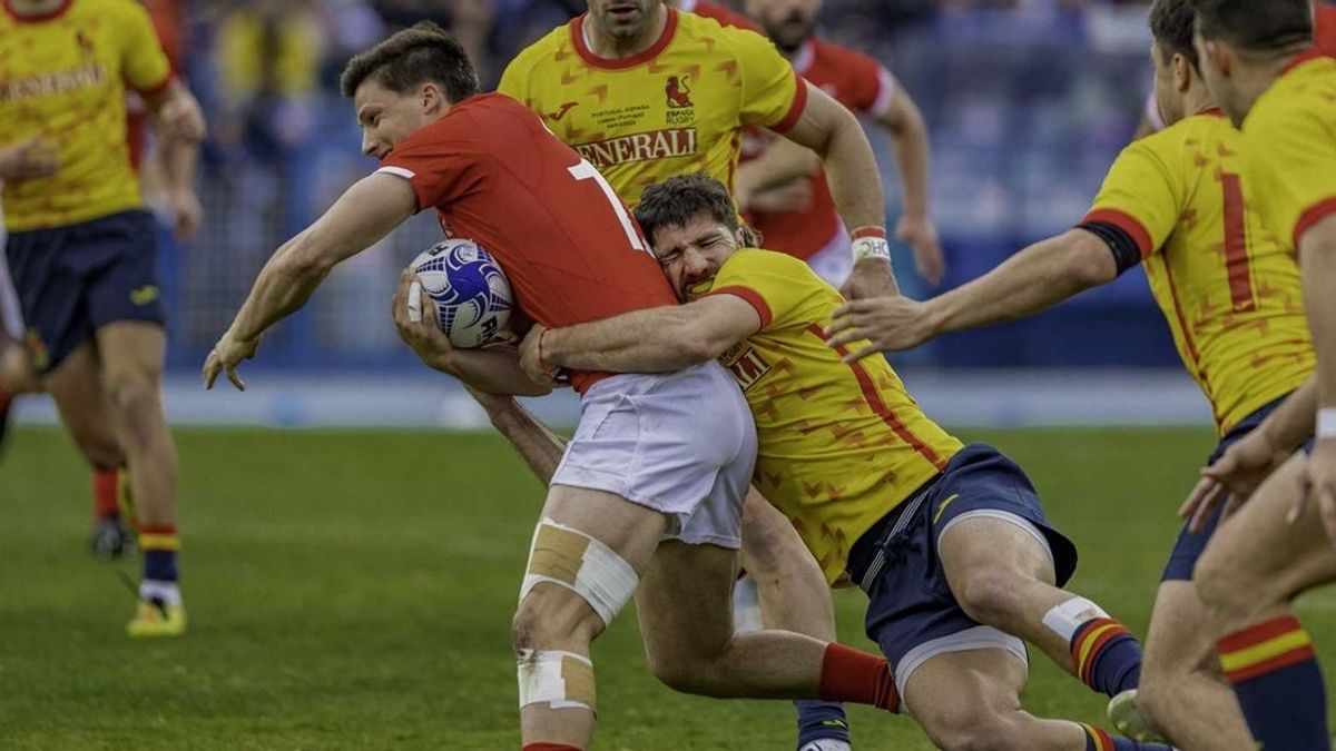 Alvar Jimeno, da Espanha, é abordado por David Wallis, de Portugal, durante o confronto do Campeonato Europeu de Rugby de 2024
