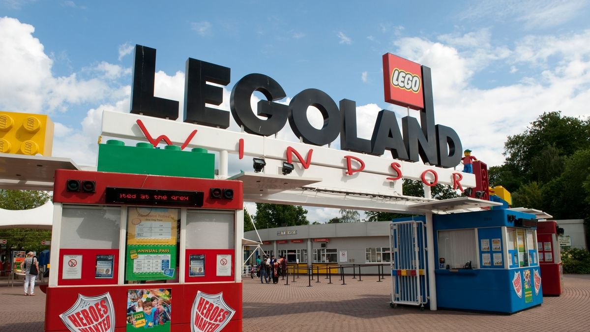 Meet Roxie: The World's Tallest Lego Minifigure and Mascot of Legoland ...