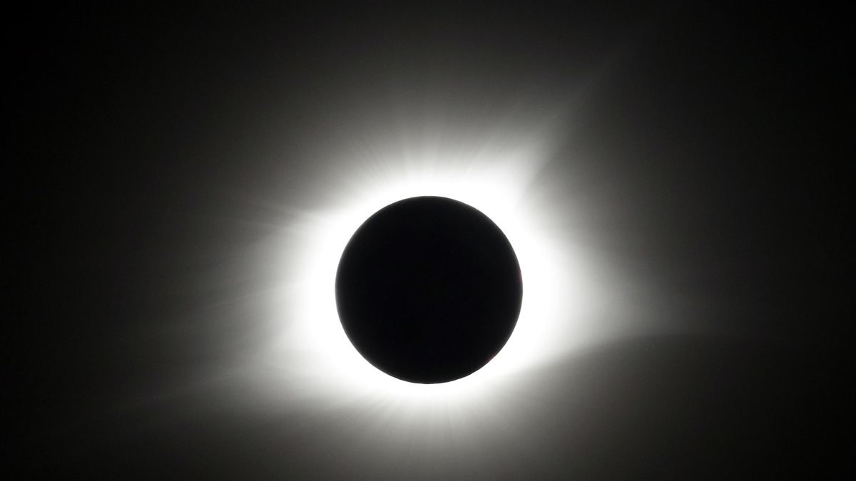 Master Solar Eclipse Photography with Pulitzer Prize-Winner Julio Cortez