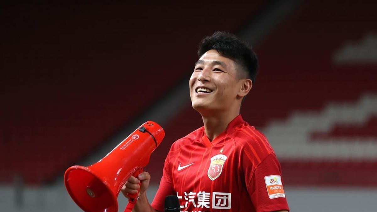 上海港队吴力凭借非凡的赛季荣获2023年中国足球先生