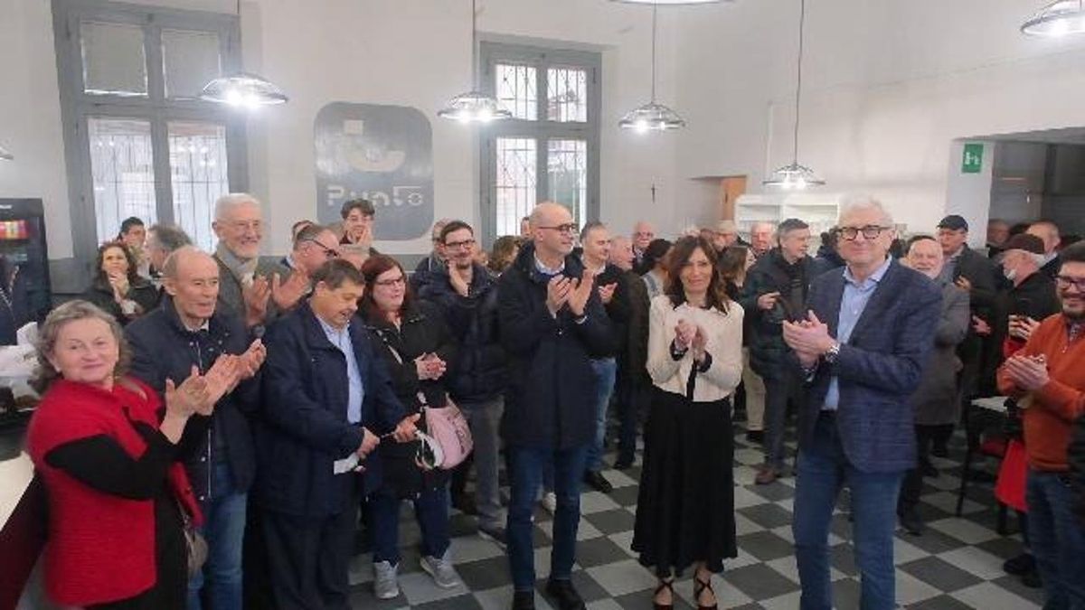 La leggenda del cinema Bobby Avati rende omaggio a Paolo Taviani durante una cerimonia ufficiale presso il Municipio di Roma
