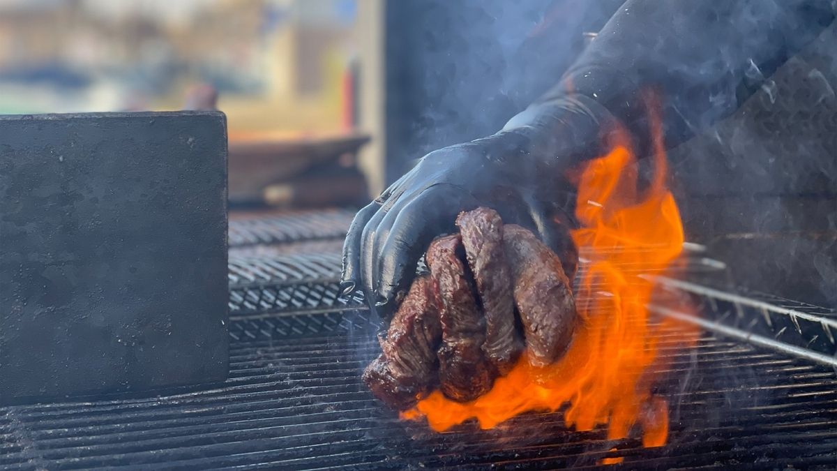 El 'plato exclusivo' de WETA destaca la parrillada brasileña con fogón de los restaurantes locales y las Kantutas en una odisea culinaria sudamericana