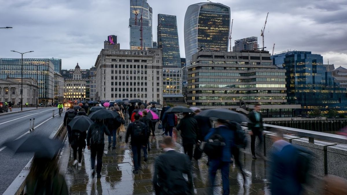 London Battles Record Rainfall and Warmest February, Disrupting Travel and Daily Life