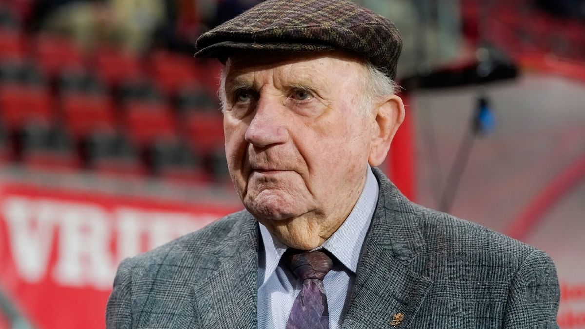 De Nederlandse voetballegende en voormalig coach is op 97-jarige leeftijd overleden