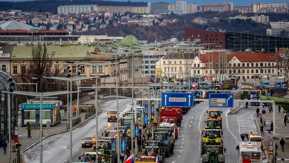 Čeští zemědělci se hrnou do Prahy na traktorový protest proti politice EU