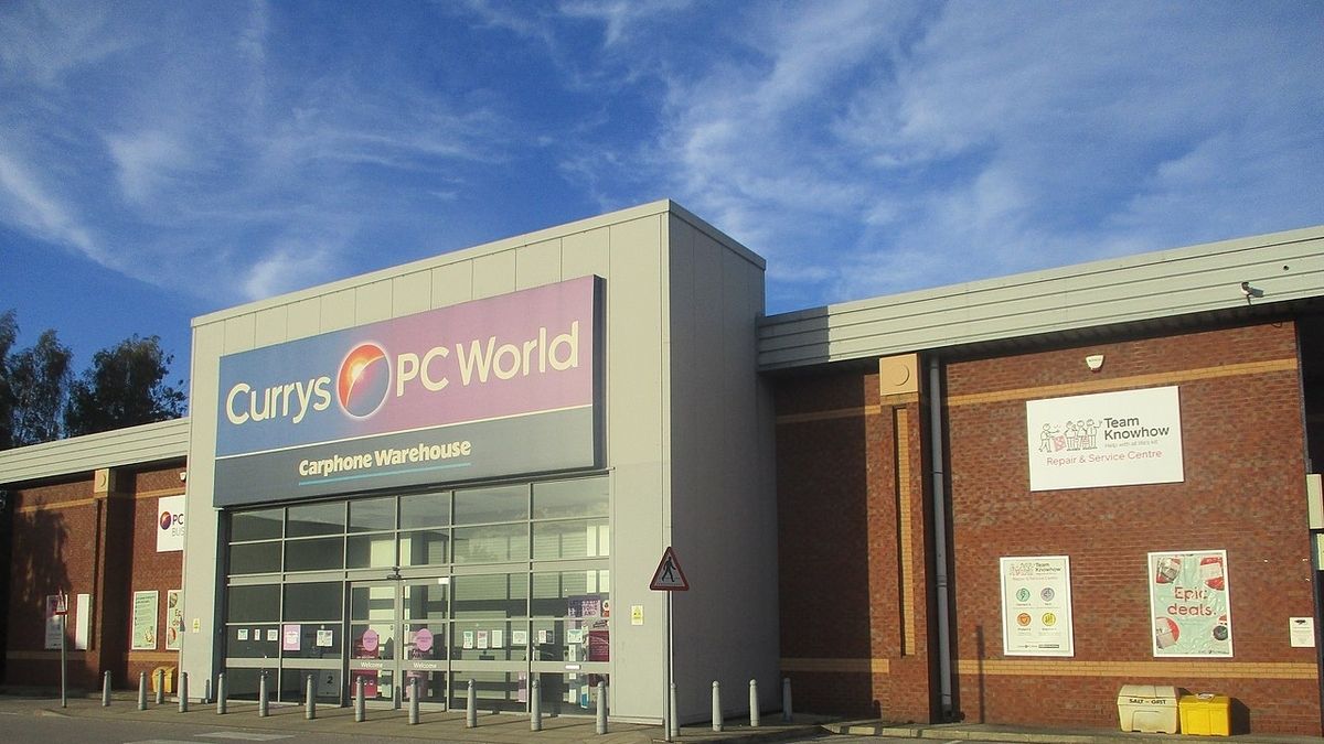 Manhunt for Suspect in Brazen Playstation Theft at Tamworth's Currys PC World