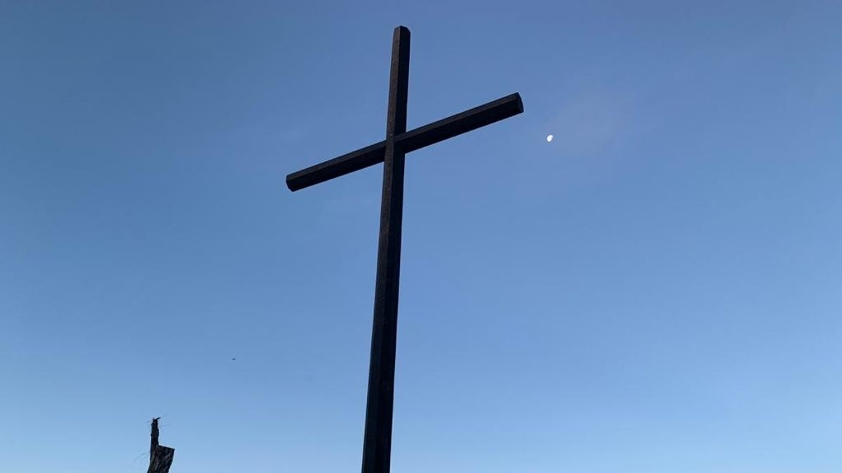 Cruz Family Leads Catholic Faithful in Good Friday Summit Trek on Mount