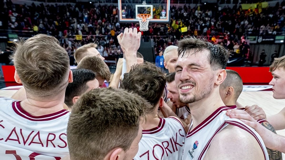 Latvija aizraujošajā FIBA ​​EuroBasket 2025 kvalifikācijas turnīrā uzvar čempioni Spāniju