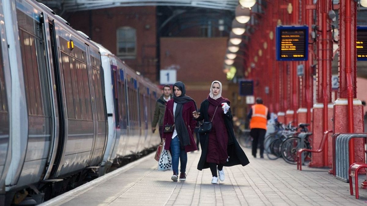 Urgent Repairs Halt Aylesbury-Amersham-London Railway Line, Commuters Seek Alternatives