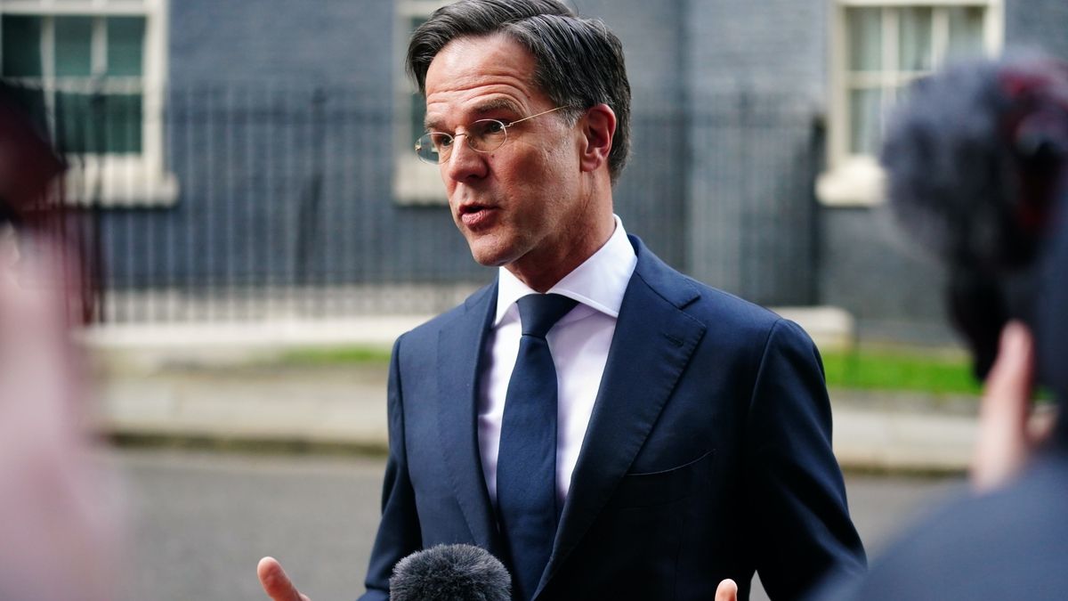 De Britse vice-premier steunt de Nederlandse premier Rutte voor een toppositie in de NAVO, te midden van wereldwijde steun en kritiek