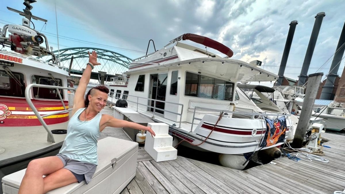 Winter Wonders The Unconventional Life of a Houseboat Dweller in