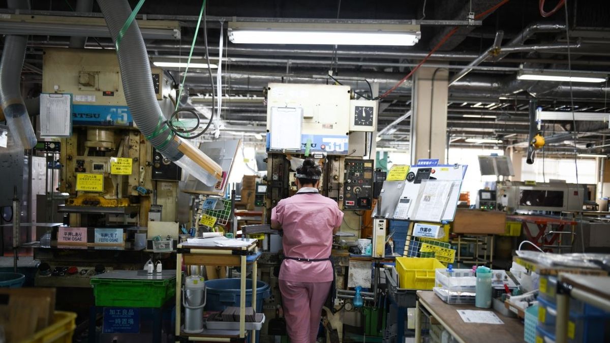 日本の工場活動が3年ぶりに最低値を記録し、今後の経済的困難を予告