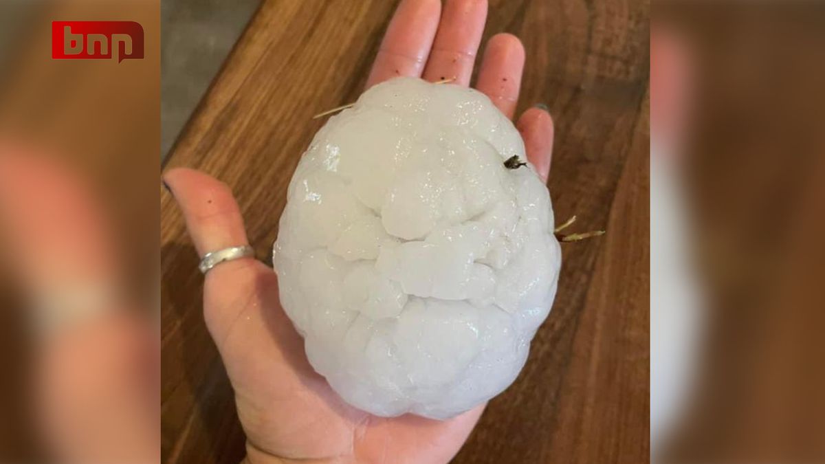 Extremely Dangerous Thunderstorms Producing GrapefruitSized Hail in