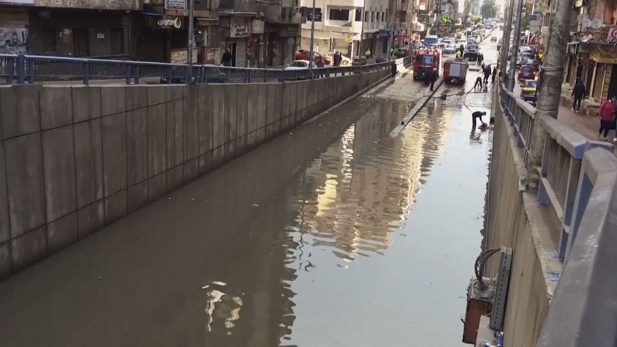 Intense Heat and Unpredictable Rainfalls Weather Conditions in Cairo