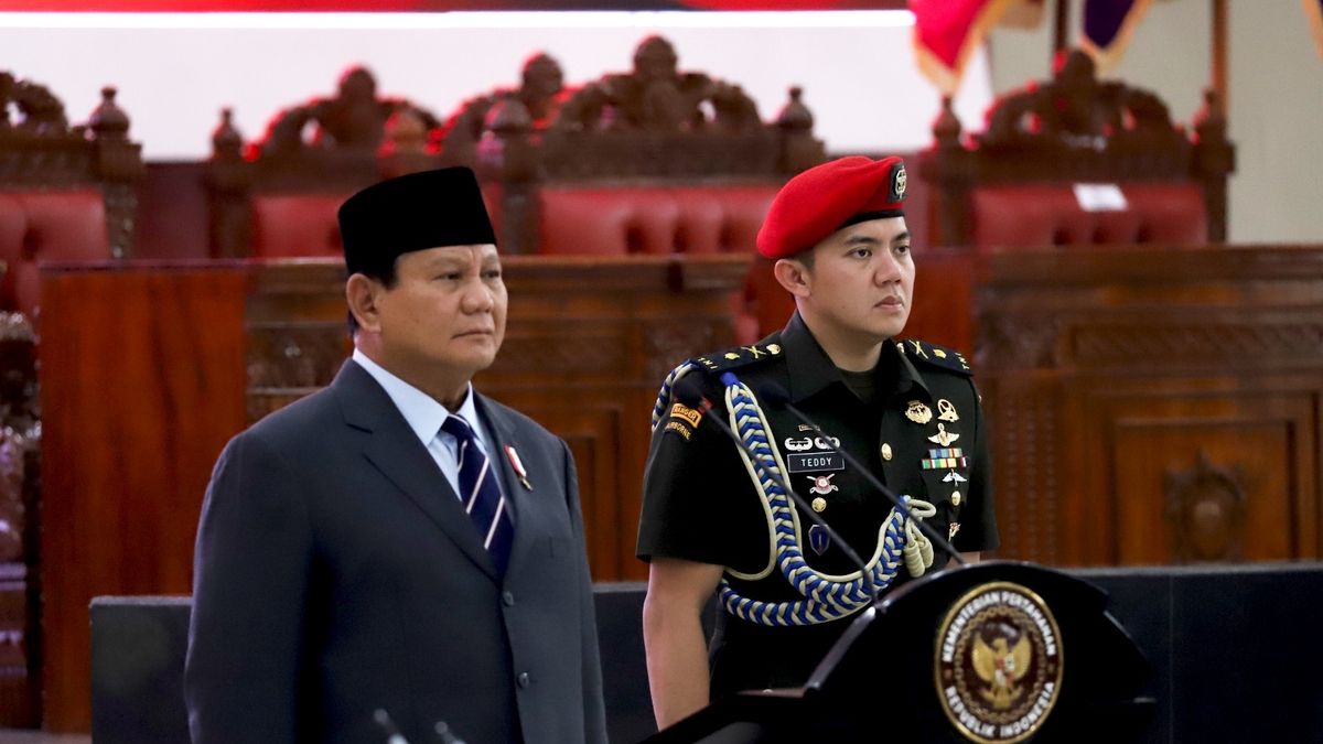 Presidential Candidate Prabowo Subianto Engages with Youth Culture