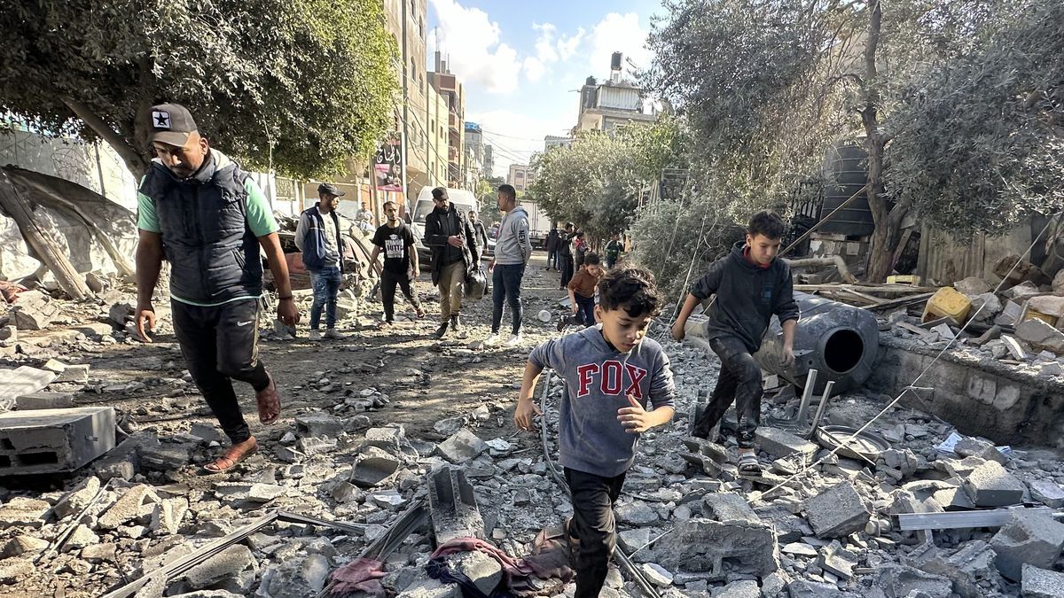 War-stricken Gaza Residents Transform Al-Mawasi into Overcrowded Refuge