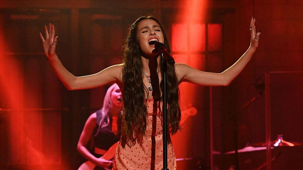 Olivia Rodrigo's Dramatic Performance on SNL Captivates Audiences