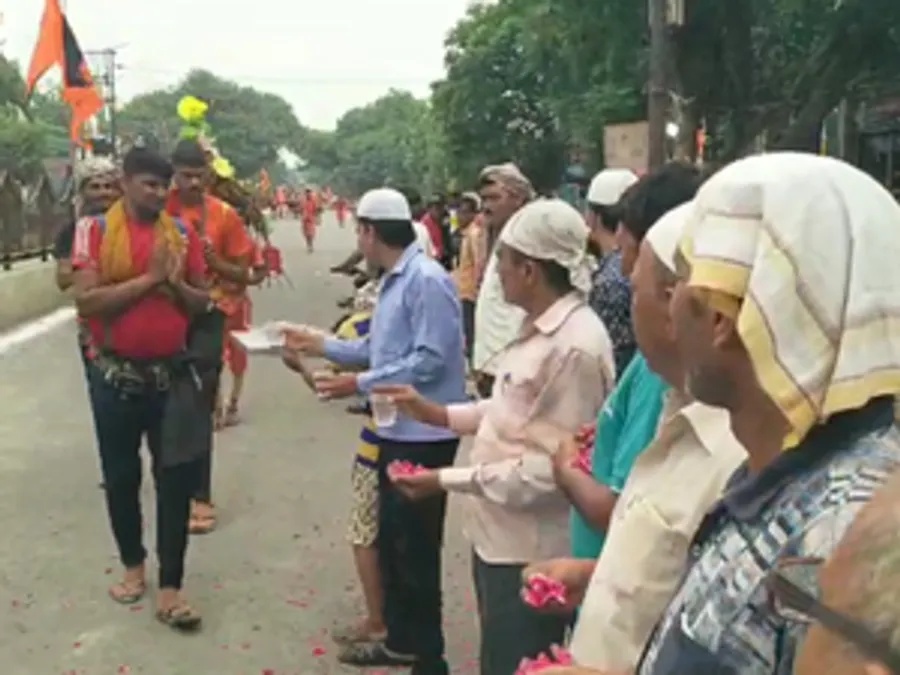 हापुड़ में हिन्दू-मुस्लिम भाईचारे का दिया संदेश, कांवड़ियों पर की गई पुष्प  वर्षा