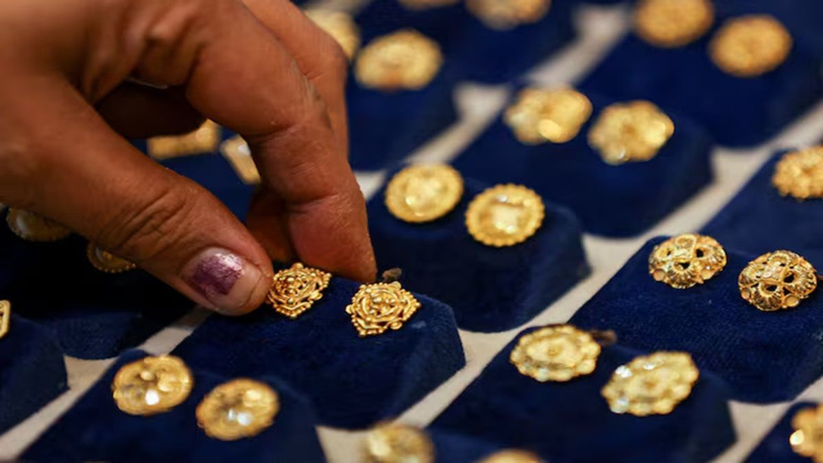 Gold Price: Gold became cheaper by Rs 200, silver fell to Rs 90000, reason for softness in bullion market.