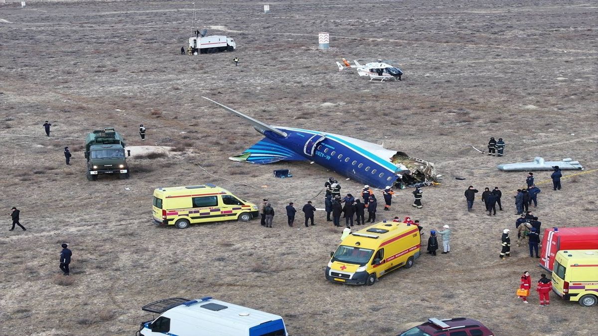 Plane Crash: Plane going to Russia crashed with 67 passengers and 5 crew members, video of the accident surfaced, the flight was from Azerbaijan