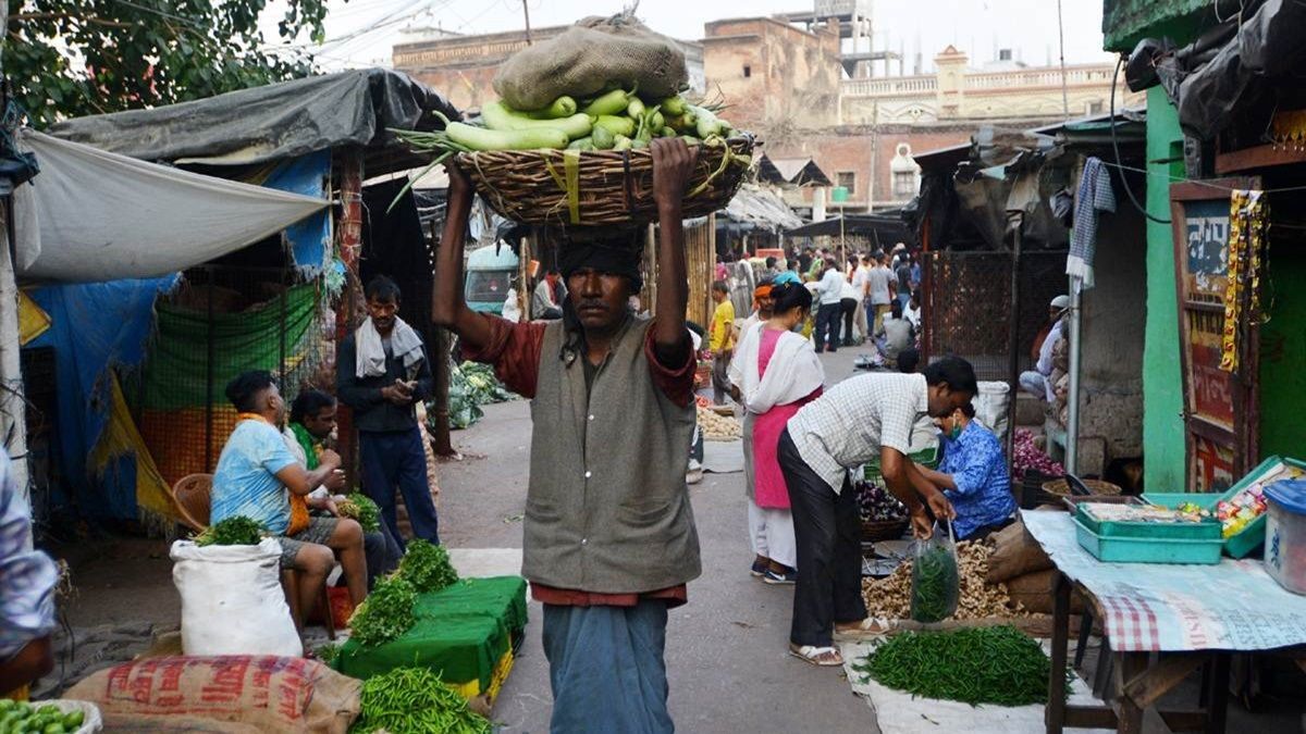 India Outlook 2025: There is no possibility of getting relief from inflation in India soon, Axis Bank report gave this reason for decreasing growth rate.