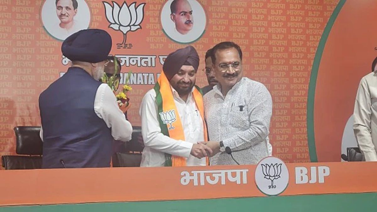 Arvinder Singh Lovely joined BJP, resigned from the post of Delhi Congress President on 28 April.