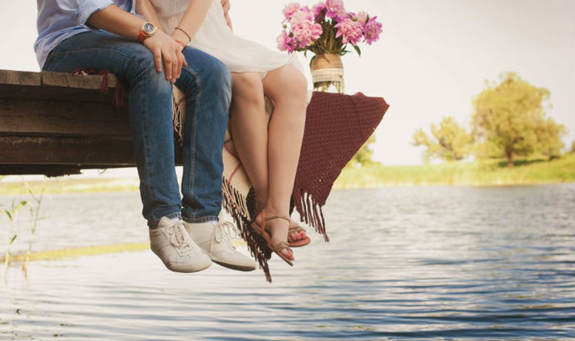 Love Bombing : लव बॉम्बिंग, कैसे शुरुआत में प्यार और अटेंशन से धोखा खा जाते हैं लोग? 6 Love Bombing