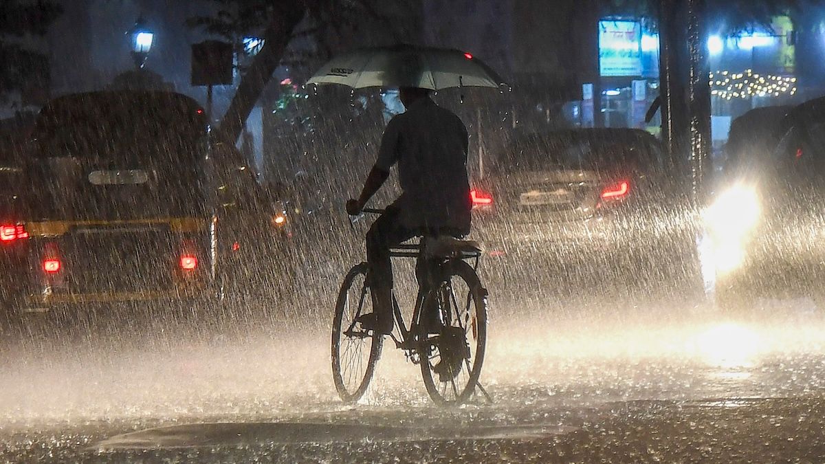 Mumbai traffic back on track after heavy rains; schools remain closed