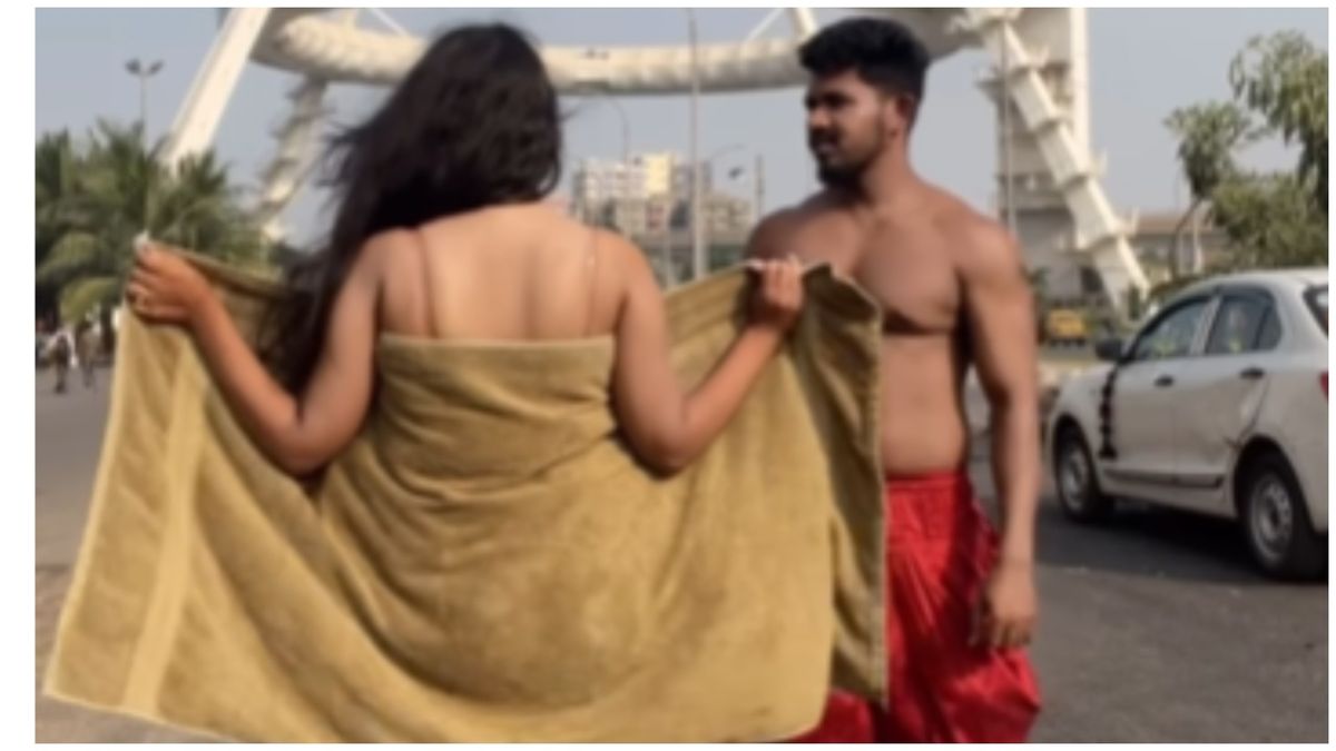 देश – अश्लीलता की सारी हदें पार: बीच सड़क पर टाॅवल उतारकर महिला करने लगी डांस, देखें वीडियो #INA