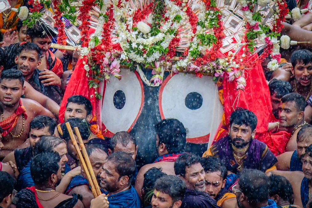 Bahuda Jatra: Lord Jagannath, siblings escorted to chariots in Pahandi ...