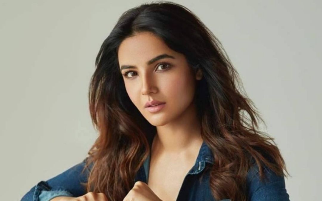 Jasmin Bhasin Trolled For Wearing Abaya, Responds