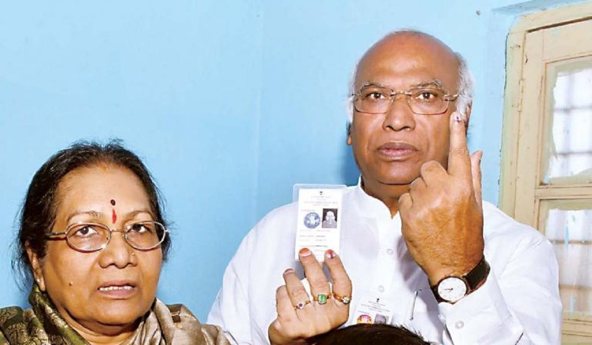 Who Is Radhabai Kharge? Wife Of Newly Appointed Congress Chief ...