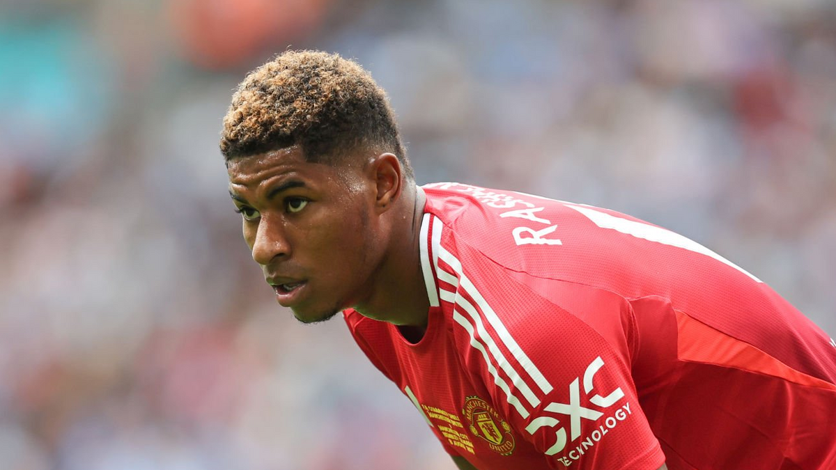 WATCH Marcus Rashford misses big chance during FA Community shield