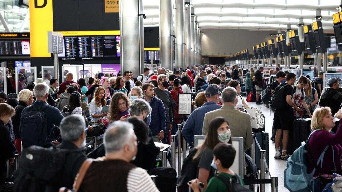 Jeremy Clarkson Urges Brits toStay HomeAmid Madrid Airport Chaos