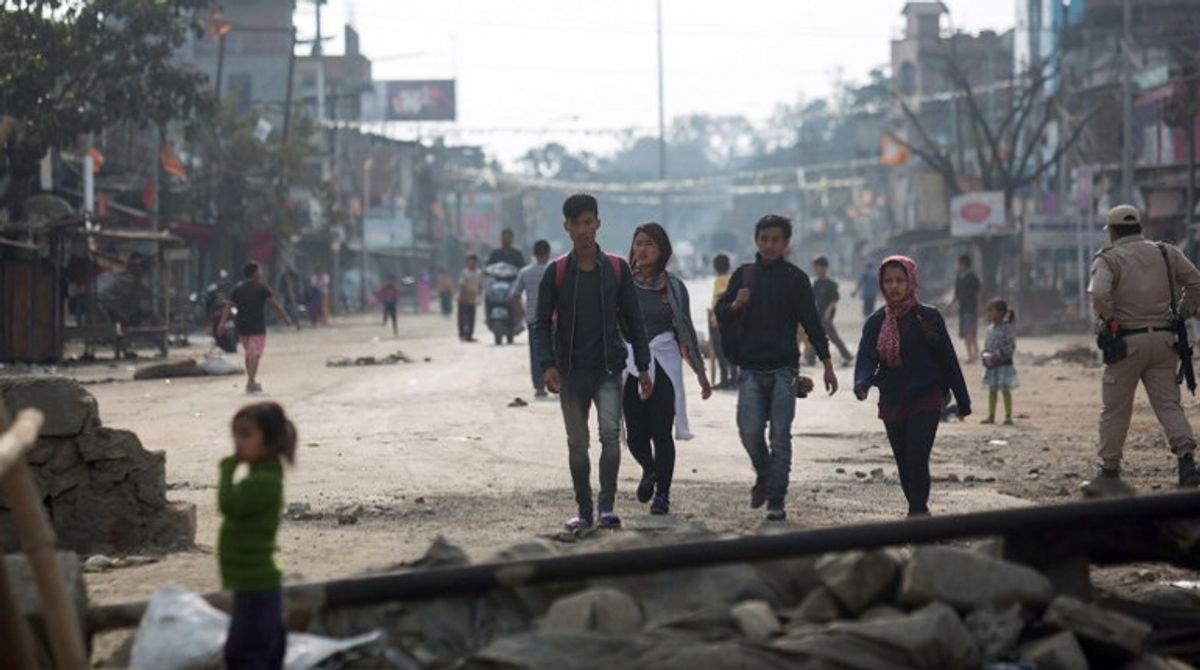 कम से कम 1 मारे गए, दर्जनों घायल; स्थानीय लोग मुक्त आंदोलन निर्देश को धता बताते हैं