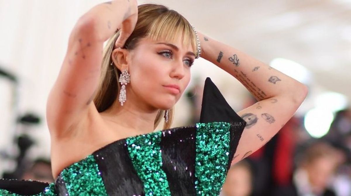 Miley Cyrus mobbed, grabbed and kissed by a fan in Barcelona; watch video