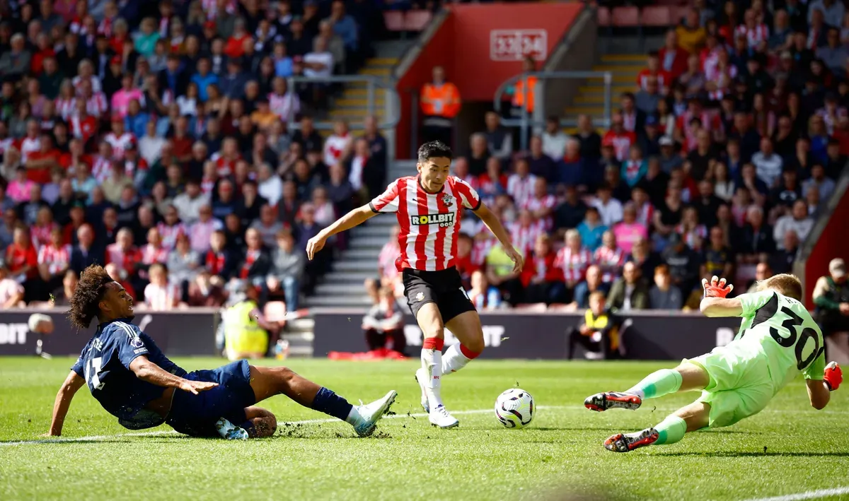 Southampton vs Manchester United  LIVE | Zirkzee with a chance - sportzpoint.com