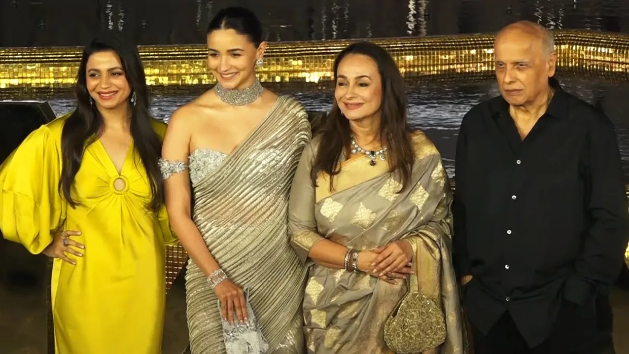Alia Bhatt With Sister Shaheen Bhatt, Mom Soni Razdan And Dad Mahesh Bhatt  At NMACC Launch - YouTube
