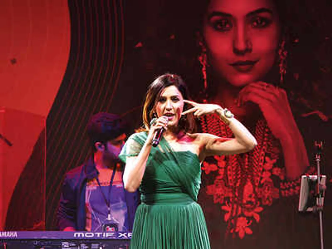 Banarasis sang along with Neeti Mohan