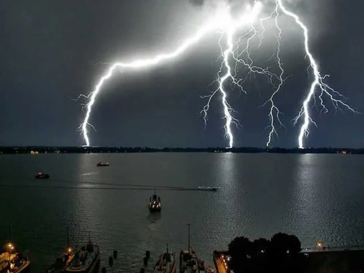 Lightning in sea