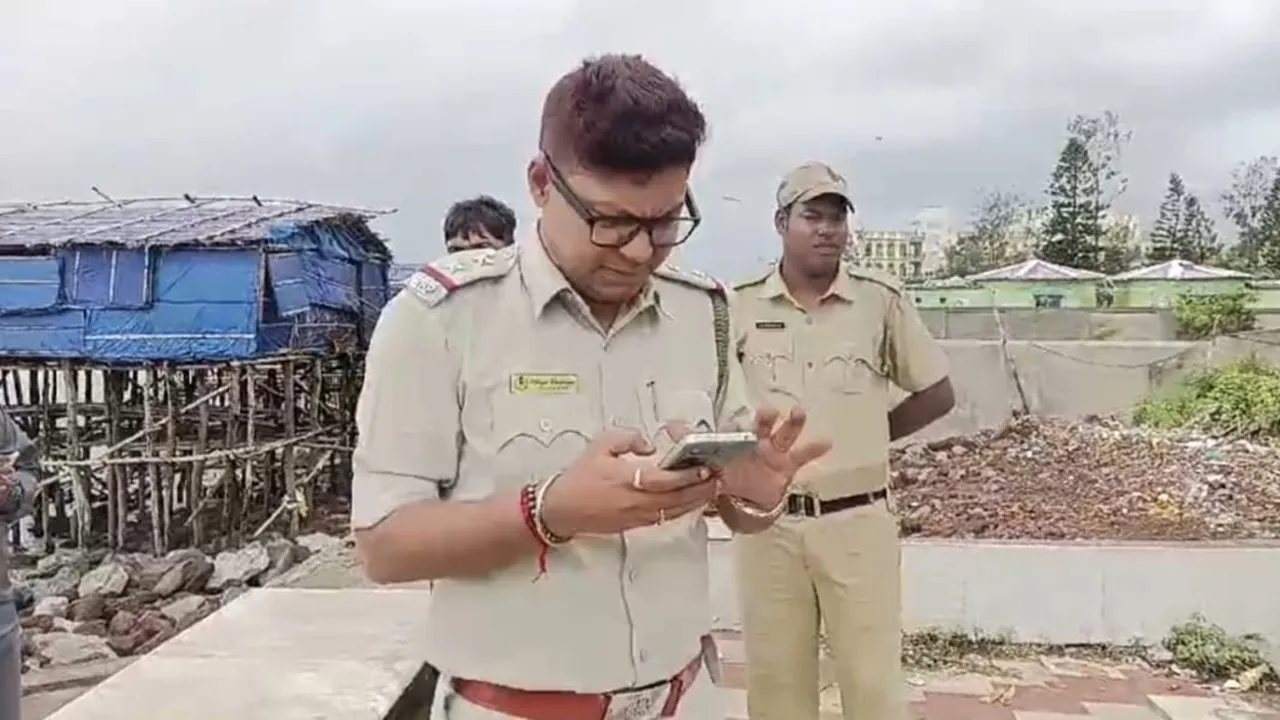 cyclone dana update,cyclone dana,digha, police, ঘূর্ণিঝড় দানা, পুলিশ, দিঘা