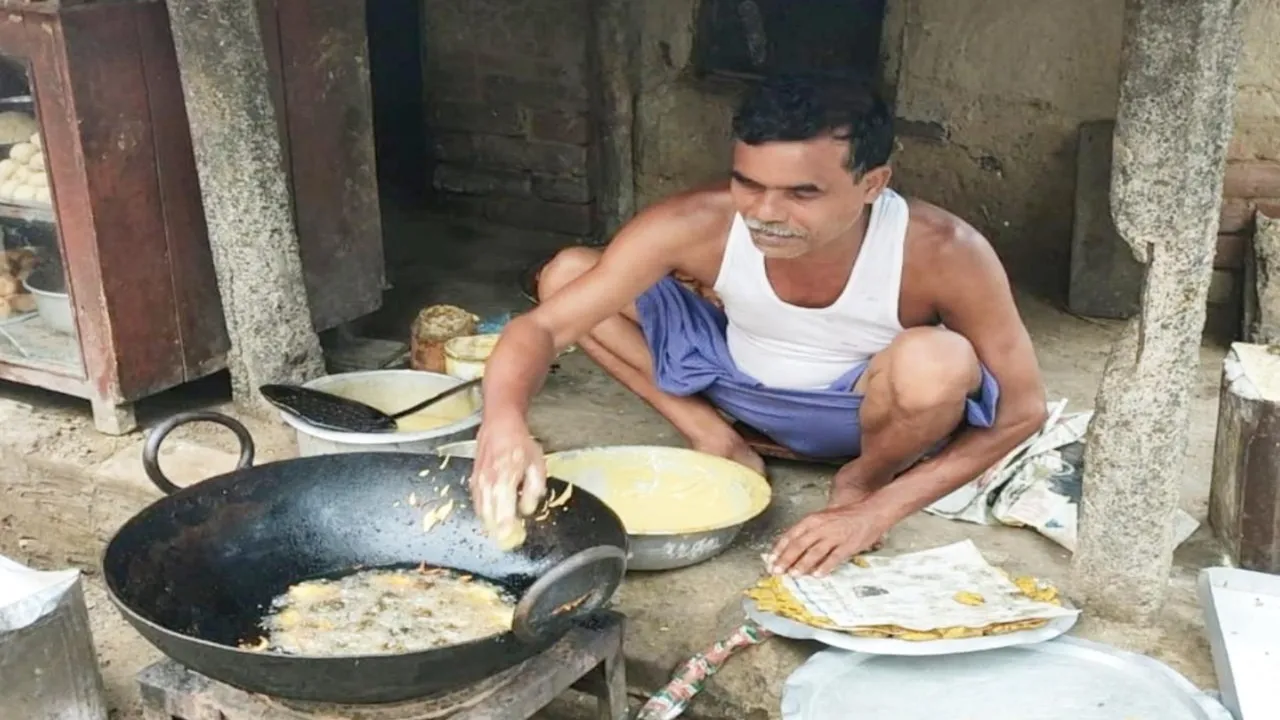 Himangshu Sen is showing direction of income by frying chops : চপ ভেজে আয়ের দিশা দেখাচ্ছেন জামালপুরের হিমাংশু সেন