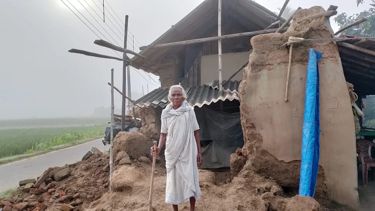 PM Awas Yojana: জামালপুরের হুসুমপুরের আদিবাসী বৃদ্ধা