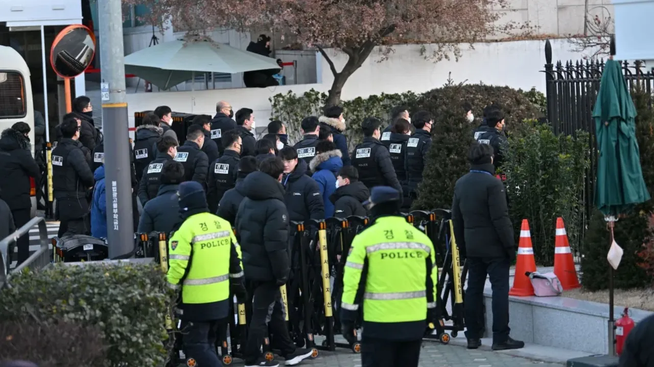  Police and anti-corruption investigators arrive at the residence of South Korea's impeached President Yoon Suk Yeol Photograph: (AFP) 