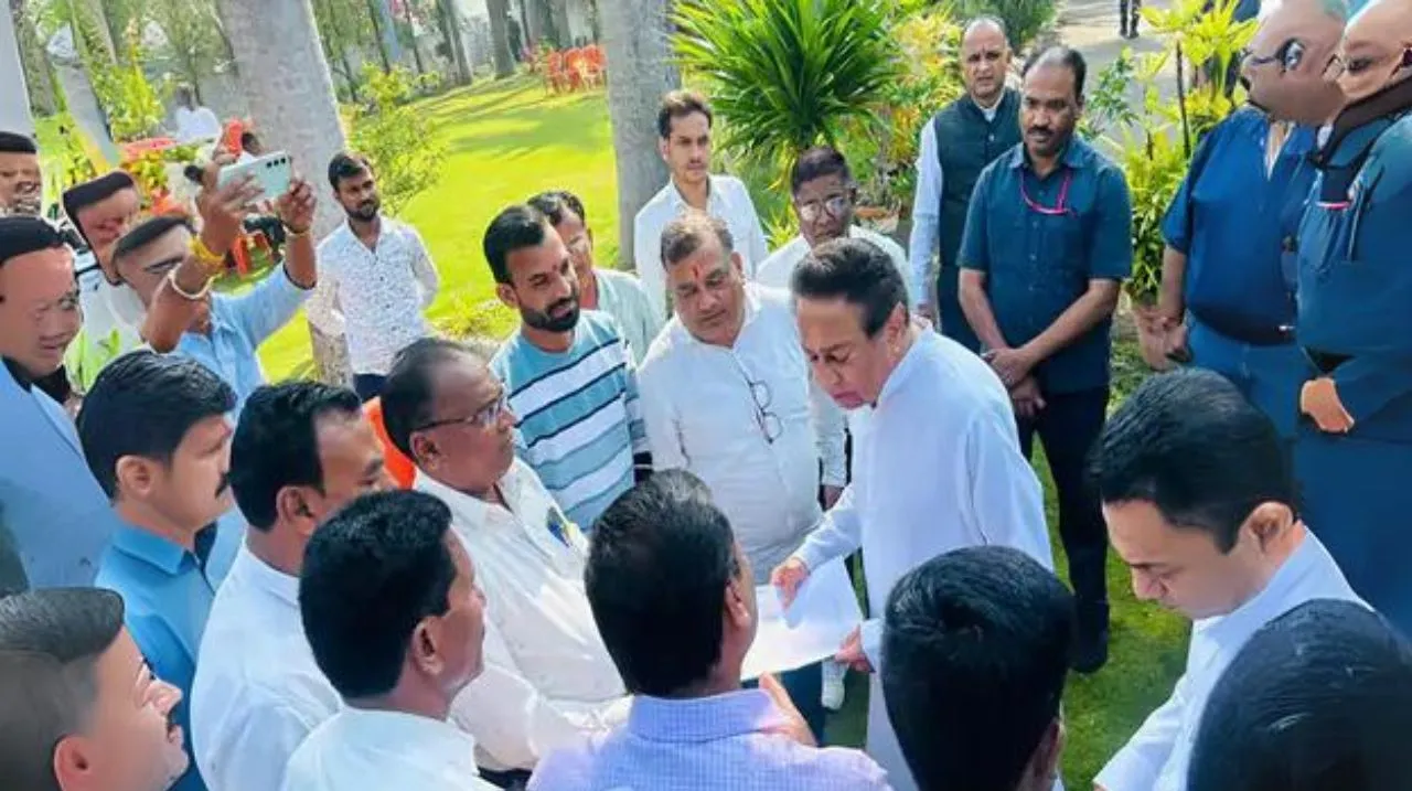 Kamal nath with workers