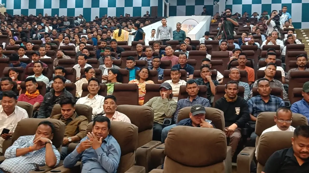 কোকৰাঝাৰত ৫৯০ গৰাকী প্ৰাক্তন এন ডি এফ বি সদস্যক ৪ লাখকৈ টকাৰ চেক বিতৰণ