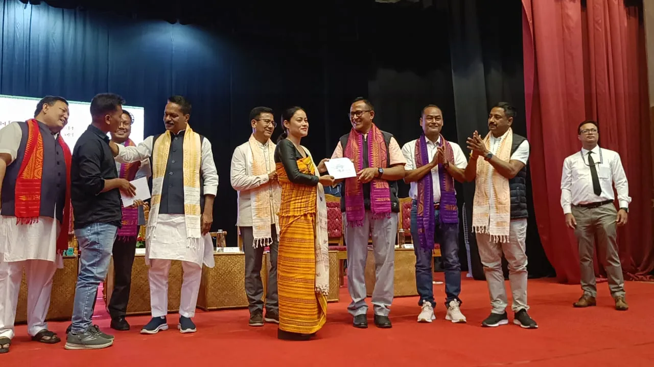 কোকৰাঝাৰত ৫৯০ গৰাকী প্ৰাক্তন এন ডি এফ বি সদস্যক ৪ লাখকৈ টকাৰ চেক বিতৰণ