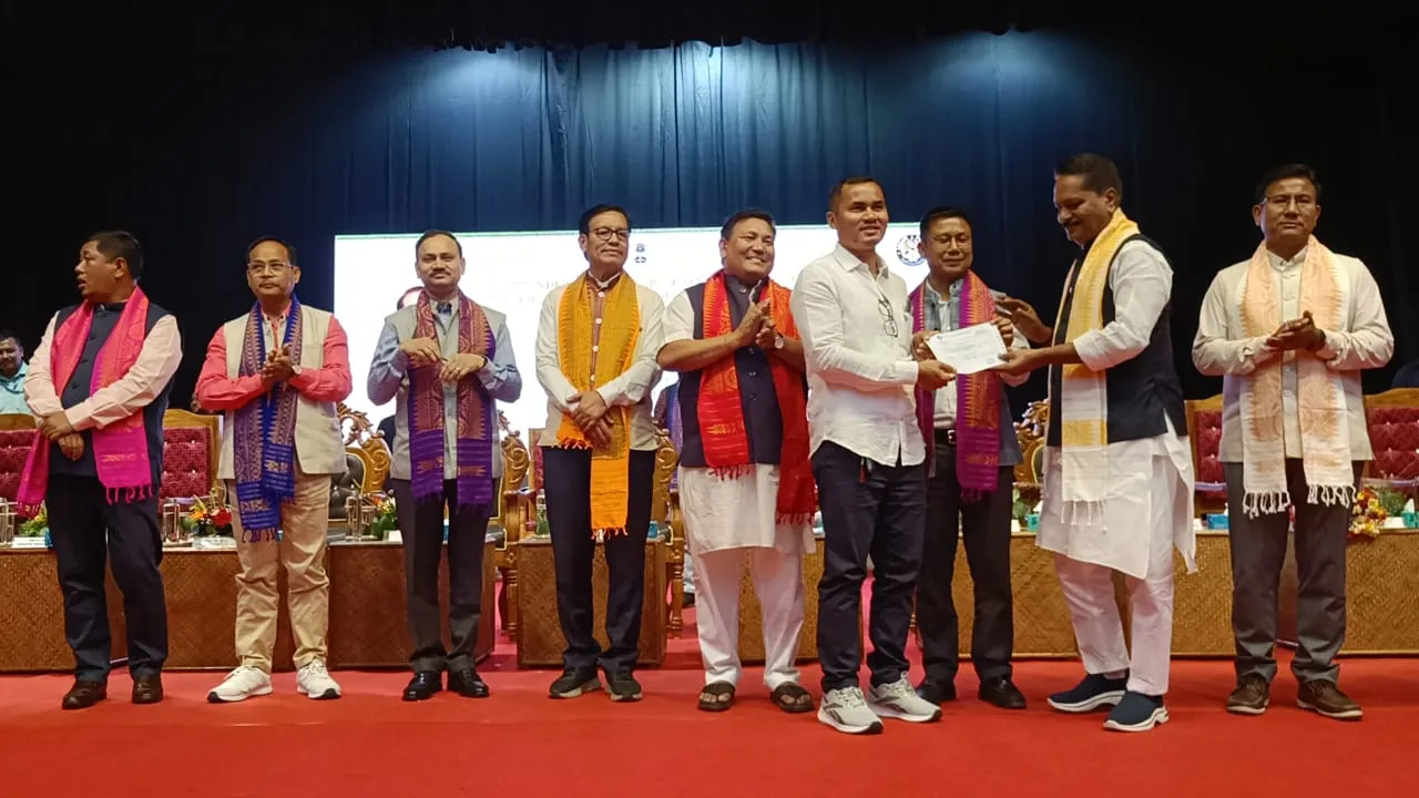 কোকৰাঝাৰত ৫৯০ গৰাকী প্ৰাক্তন এন ডি এফ বি সদস্যক ৪ লাখকৈ টকাৰ চেক বিতৰণ