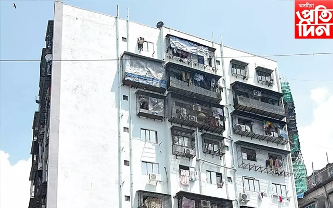 ৭ দিনত নিৰ্মাণ কৰা ১০ মহলীয়া গুলিষ্টান এপাৰ্টমেণ্টত বি এম চিৰ বুলডোজাৰঃ নিশাৰ ভিতৰতে গৃহহীন হ'ল অবৈধ অট্টালিকাৰ আৱাসী....